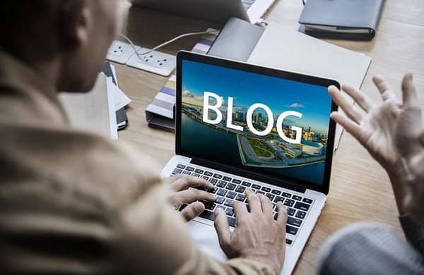 L'Intelligence Artificielle au Service des Blogueurs : Comment la Génération de Contenu IA Révolutionne la Blogosphère